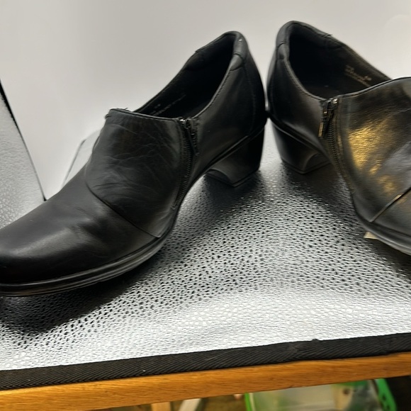 Clark shoes in excellent used condition. Size 8 1/2 the heel is 1 1/2 inches, - Picture 5 of 7